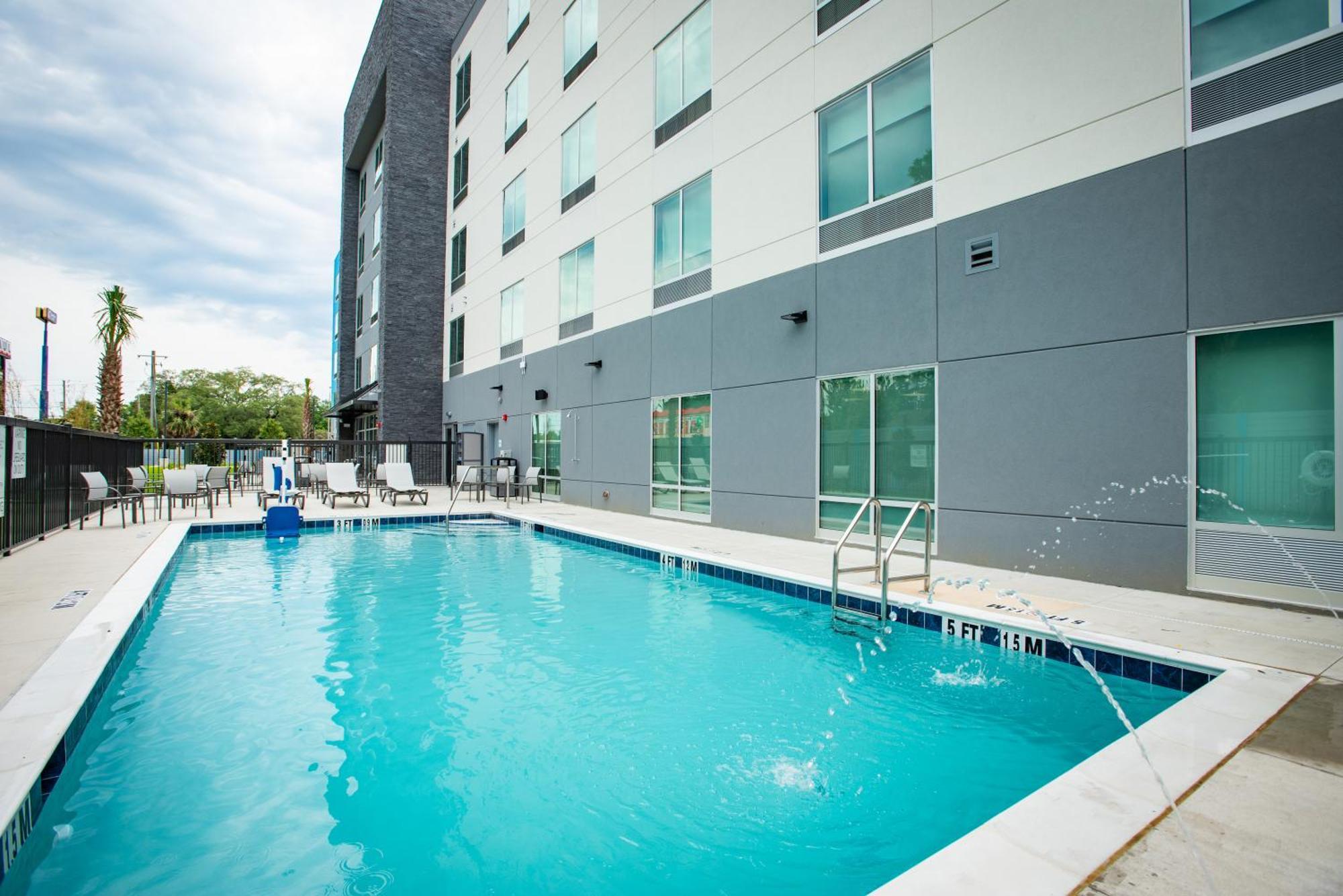 Holiday Inn Express & Suites Pensacola Airport North - I-10 By Ihg Ferry Pass Extérieur photo